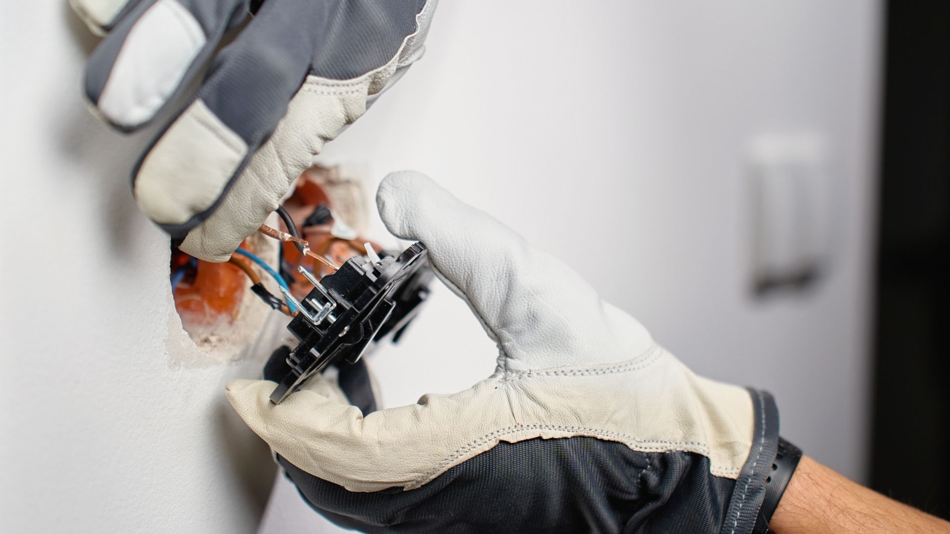 General handyman electrical outlet repair